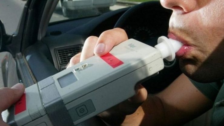 ULTIMA ORĂ O șoferiță beată a produs un carambol în trafic și a fugit de la locul faptei