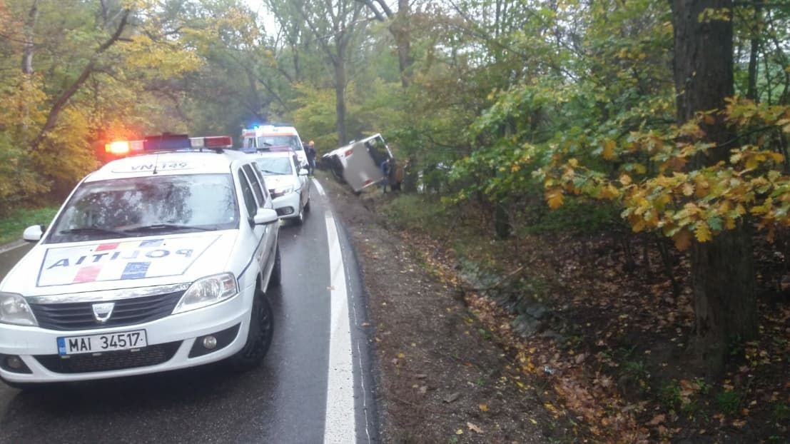 ULTIMA ORĂ Autocar răsturnat în șanț, la Corbița