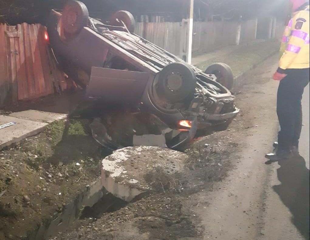 Mașină răsturnată în șanț, la Golești