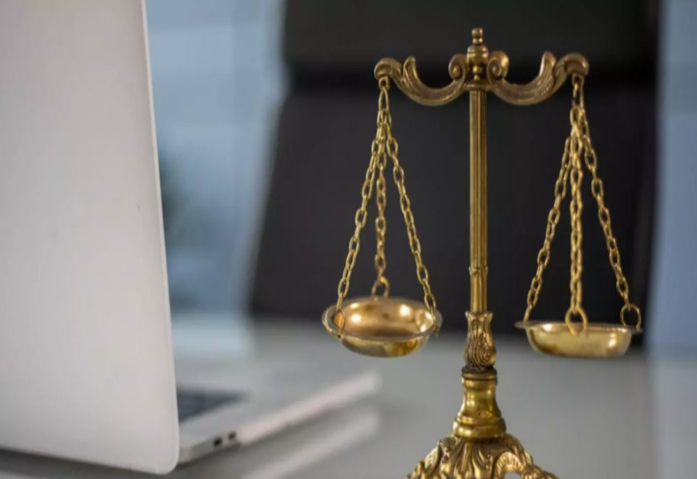 Cum au dat zeci de studenți cu stângul în Drept(ul). Misterul EXAMENELOR FRAUDATE la facultate