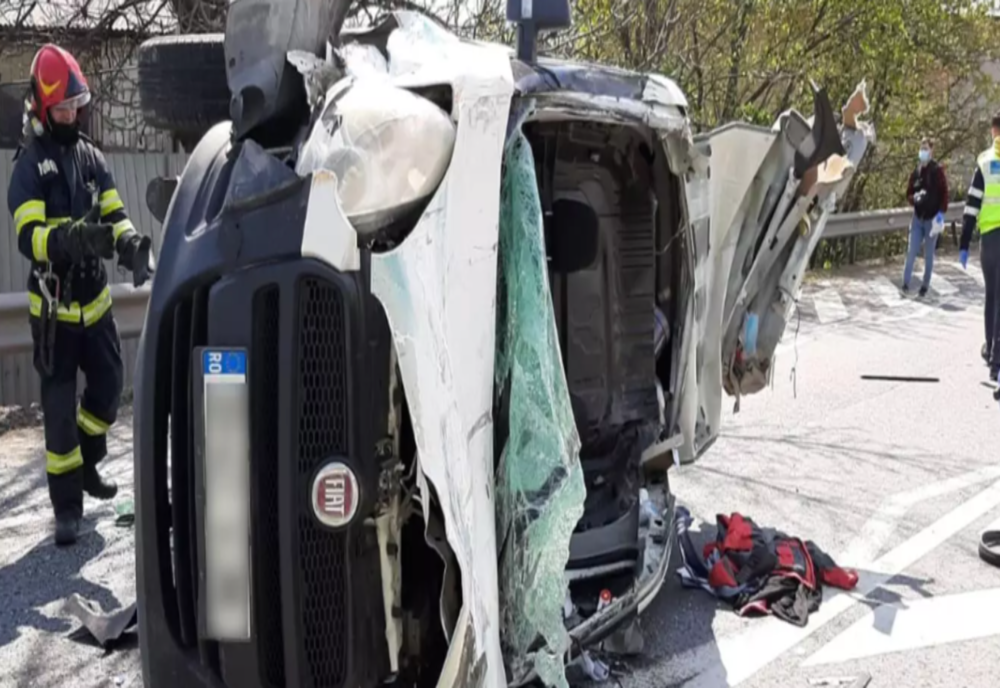 Coliziune VIOLENTĂ cu un microbuz la ieșirea din Focșani - Bărbatul grav rănit A MURIT la spital