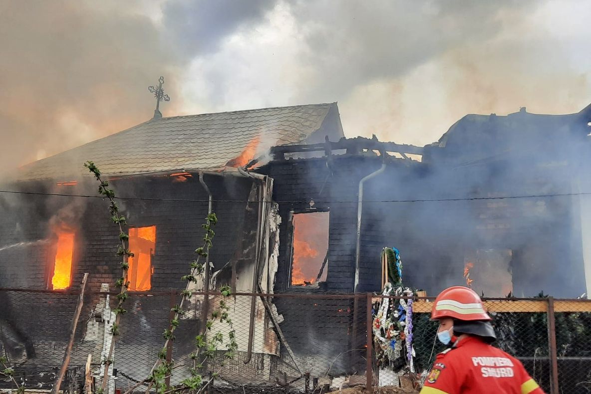 VIDEO ULTIMA ORĂ Incendiu violent la o biserică din Vrancea