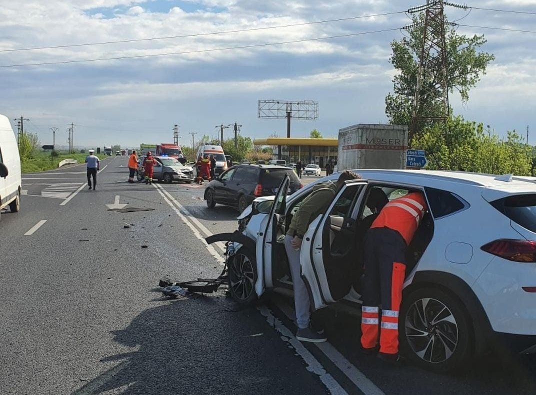 ULTIMA ORĂ Accident cu trei autoturisme, o persoană a murit