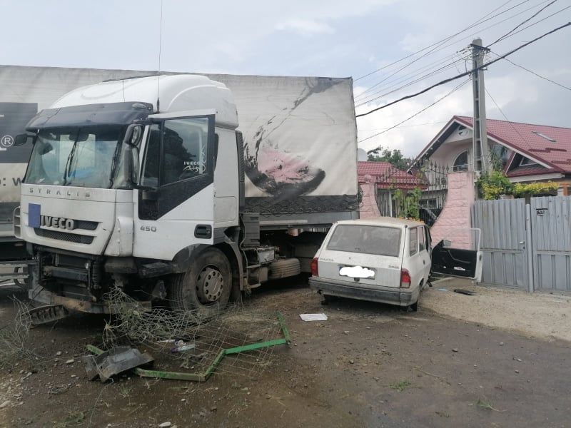 Accident cu patru persoane rănite, la Dumbrăveni. Un tir era cât pe ce să intre în curtea unei case