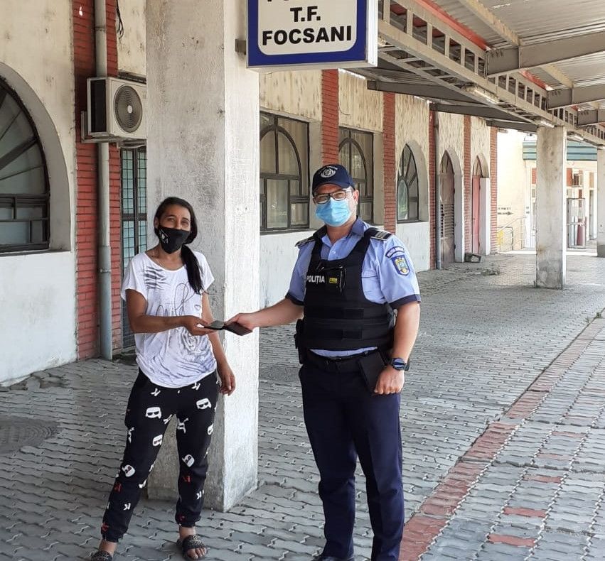 Și-a pierdut portofelul plin cu bani și documente, dar l-a găsit la un polițist
