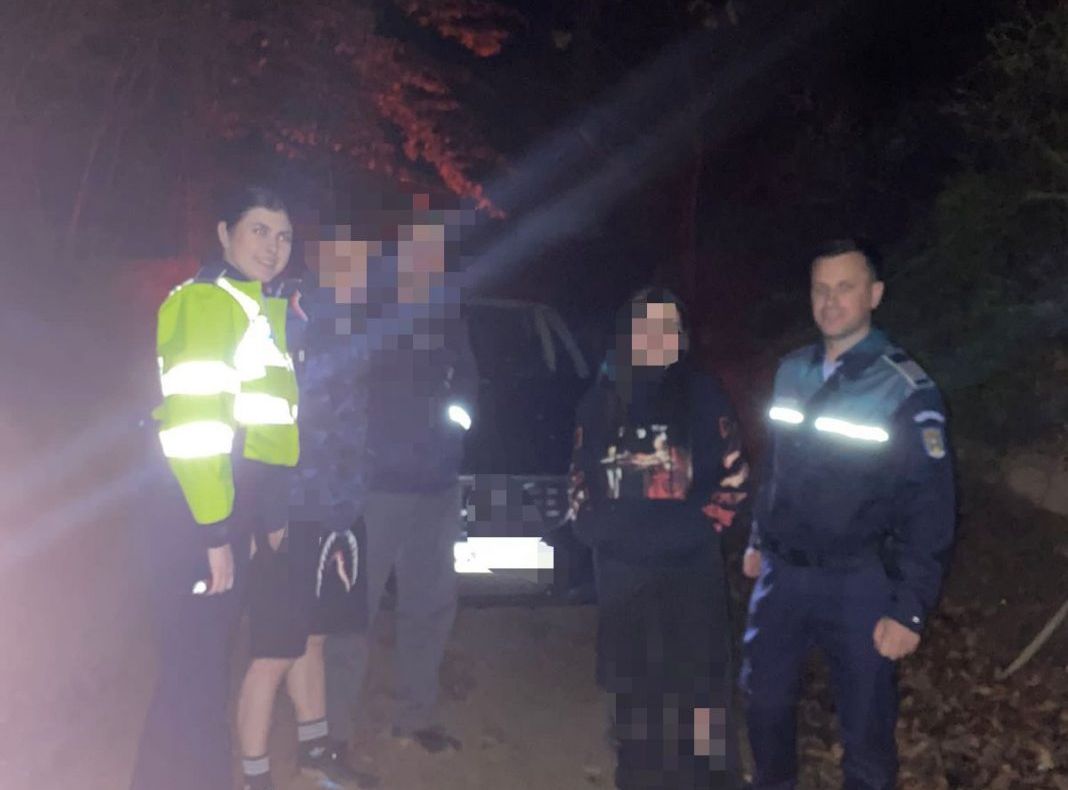 Tineri rămași împotmoliți în pădure, găsiți la circa două ore de către un echipaj de poliție