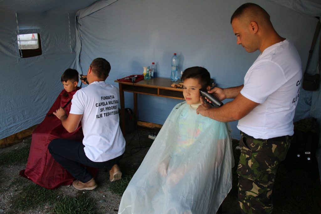 Copiii sunt așteptați la ”frizeria” din curtea Bisericii Militare din Focșani, înainte de începerea anului școlar