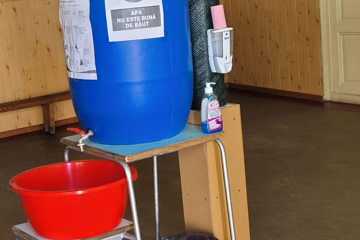 Ev Mediu: micuții de la Clubul copiilor din Odobești - Vrancea se spală la bidon de murături