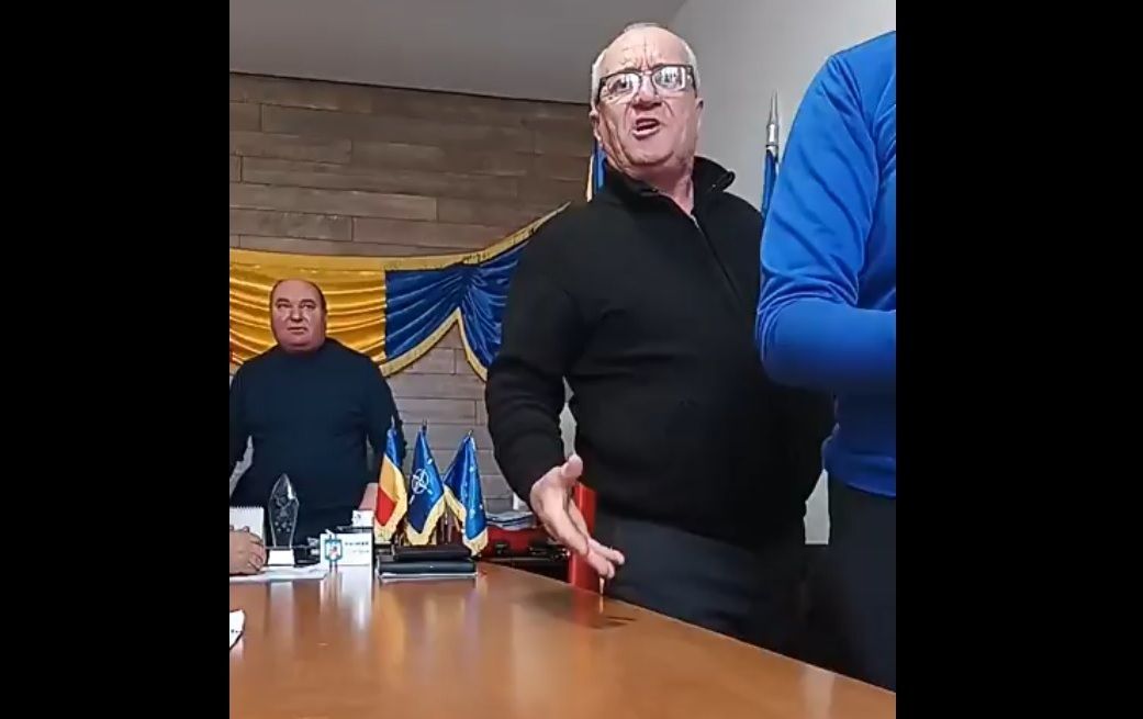VIDEO - Bătaie în direct în ședința CL Obrejița - viceprimarul a sărit la un cetățean