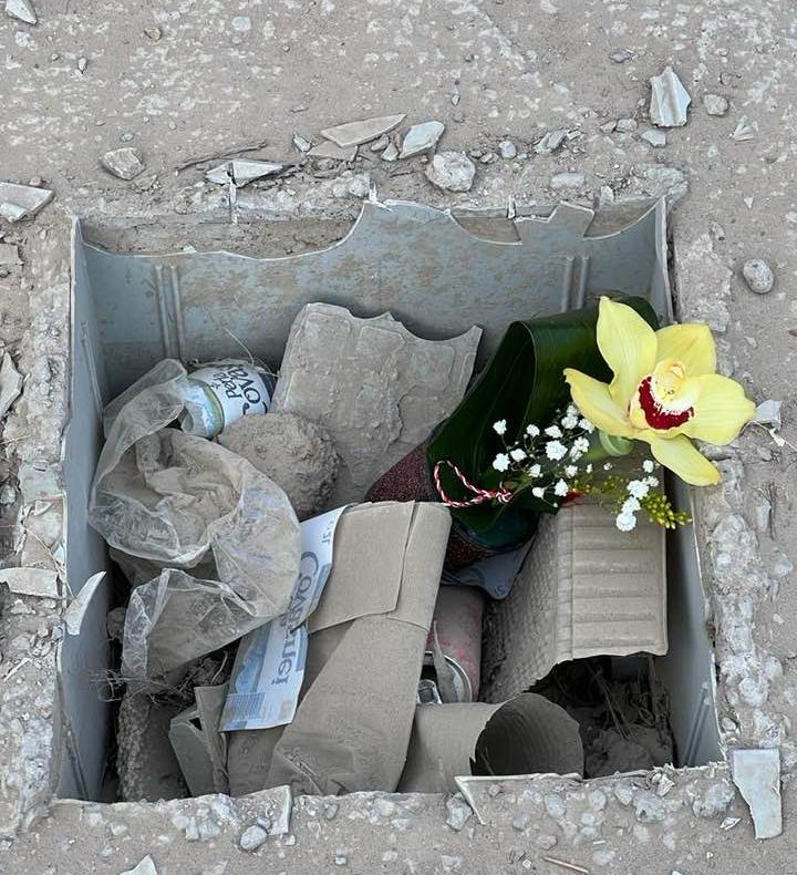 FOTO PNL Focșani a pus flori în gropile din oraș, protestând față de felul în care arată urbea