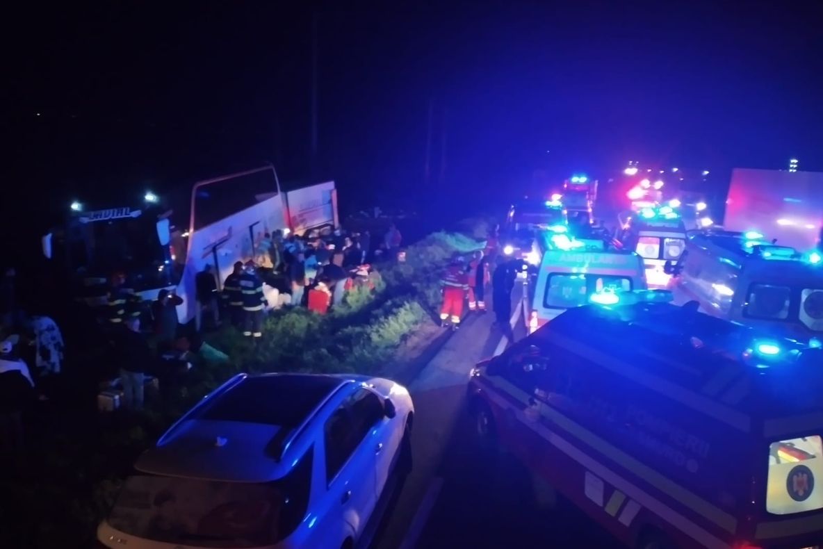 Un nou accident pe Drumul Morții E85 - autocar din Republica Moldova ajuns în șanț, s-a activat Planul Roșu de Intervenție