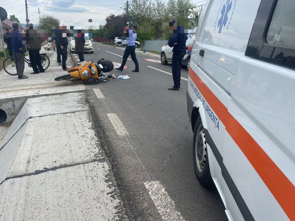 Un motociclist a fost atacat de câini și a căzut pe stradă