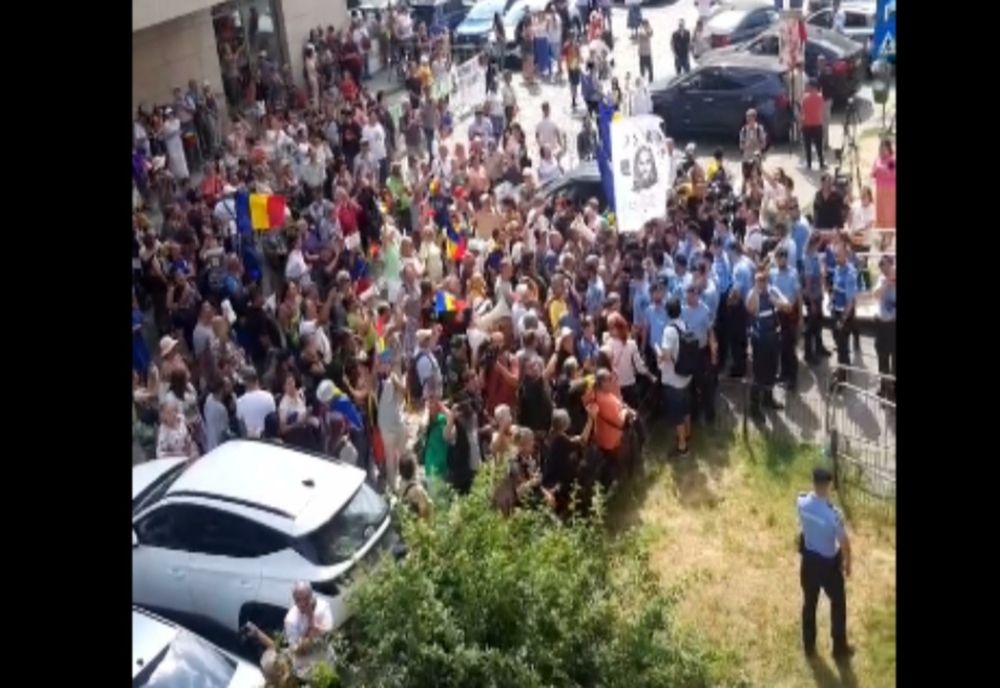 Ciocniri violente între protestatari și jandarmi, la mitingul AUR de la Ministerul Sănătății