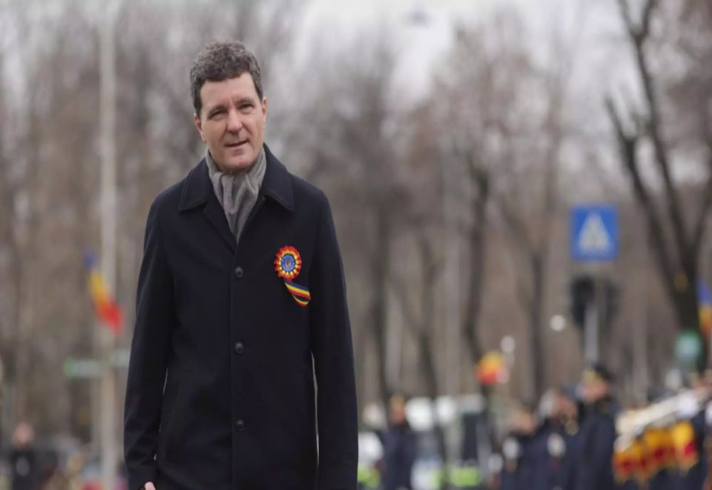 Nicușor Dan, o nouă apariție controversată, cu un palton ce pare să-i fie mare. Stilist: „Nu stai cu degetele strânse ca un viezure” - VIDEO