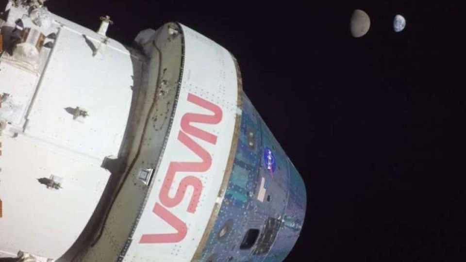 Nava spaţială Orion a părăsit orbita Pământului