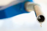 De ce se scumpesc carburanții în România când petrolul se ieftinește. Măsura care poate lovi șoferii
