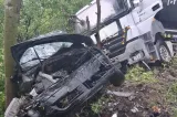 Accident grav în județul Argeș. Trei persoane au fost rănite, după ce o mașină s-a ciocnit violent cu un TIR