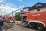 Incendiu la acoperișul mansardei unui bloc din Focșani. Zece locatari s-au autoevacuat