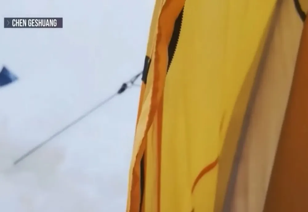 ALPINIȘTI BLOCAȚI PE VERSANȚII TIBETANI AI EVERESTULUI AȘTEAPTĂ SĂ FIE SALVAȚI