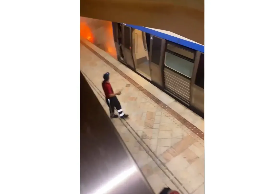 Incendiu la metrou, în stația Piața Universității. Foto/Captură foto