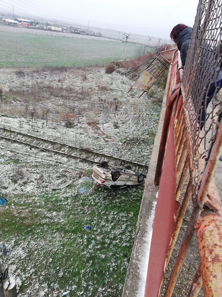 masina rasturnata pod