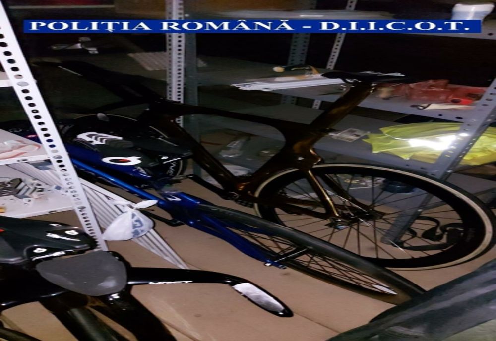 Video: Patru bărbaţi din Vrancea, suspectaţi că au furat bicicletele lotului naţional de ciclism al Italiei, reţinuţi 