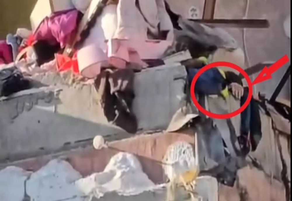 IMAGINILE GROAZEI. UN OM PRINS SUB DĂRÂMĂTURI FACE CU MÂNA PENTRU A FI SALVAT - VIDEO