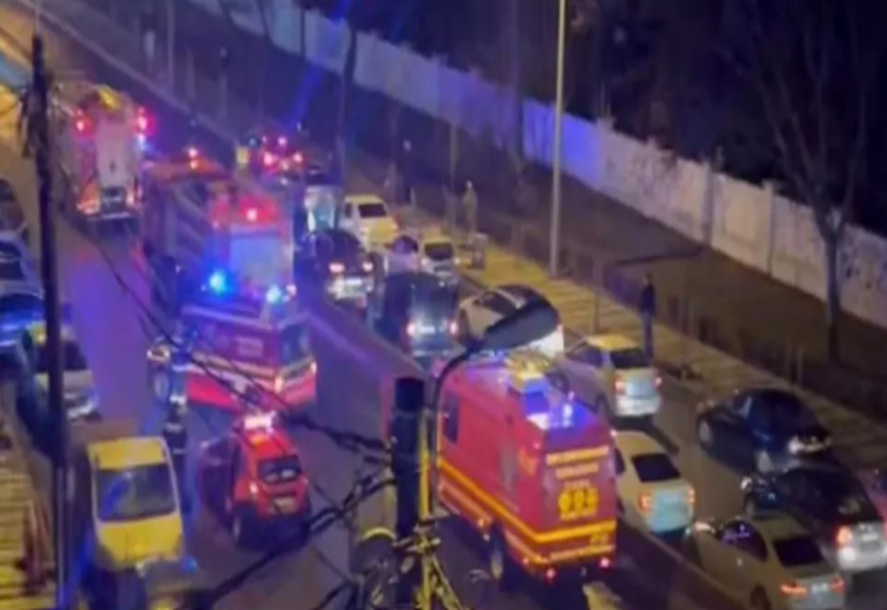 Accident în Capitală: o autoutilitară cu peste 50 de butelii s-a răsturnat. Intervenția este în desfășurare - FOTO