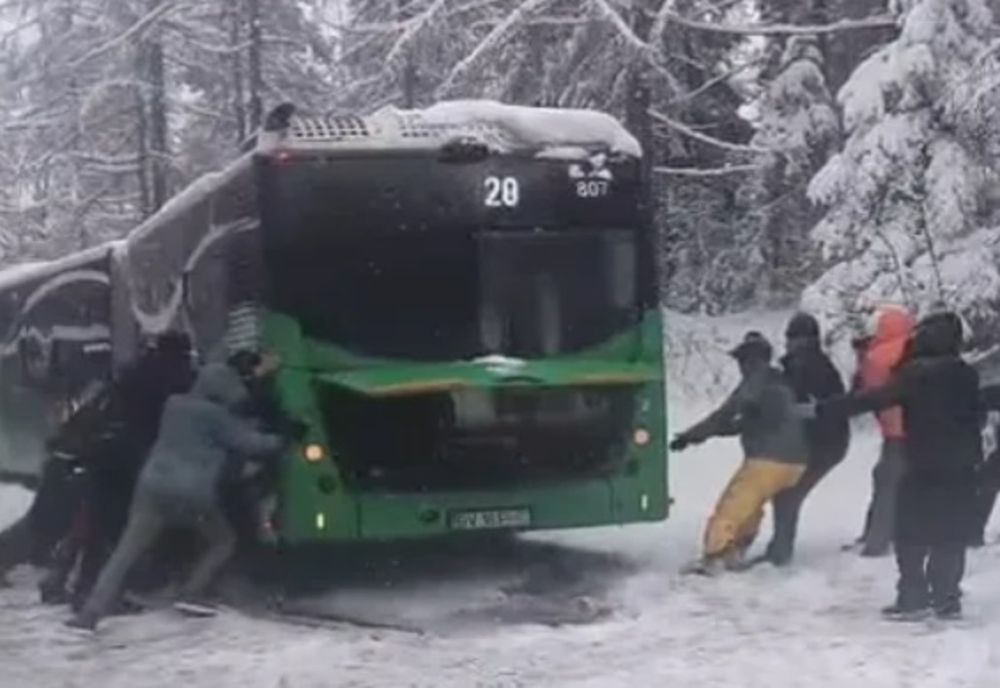 Autobuz împotmolit în zăpadă pe drumul spre Poiana Brașov