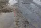 VIDEO Bătaia de joc continuă - asfaltare direct pe nămol la Tănăsoaia
