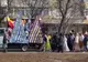 VIDEO Înmormântarea liderului romilor, fără distanțare și fără măști, în Focșani. Cortegiul funerar a fost păzit de jandarmi și polițiști