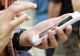 A intrat într-o casă, ziua, și a plecat cu bani și un telefon mobil