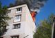ULTIMA ORĂ Arde acoperișul unui bloc din strada Miorița, din Focșani. Pompierii folosesc scara pentru salvarea de la înălțime