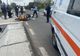 Un motociclist a fost atacat de câini și a căzut pe stradă
